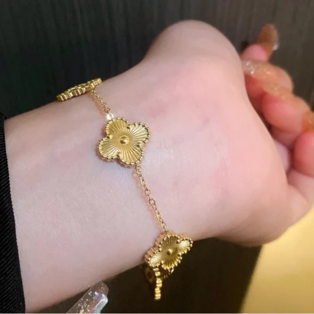Gold 5 Quatrefoil Clover Motif Bracelet - Picture 3 of 11
